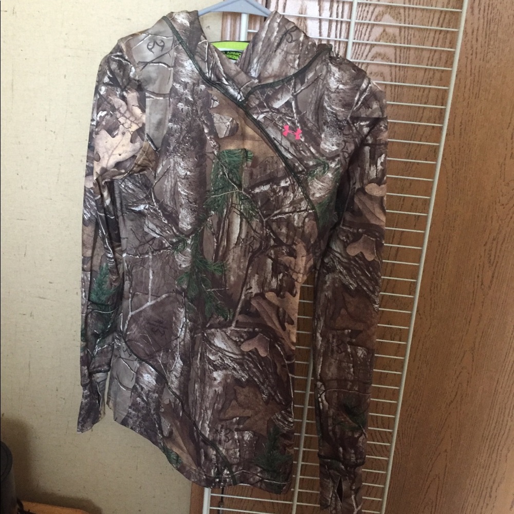 Camo Under armor long sleeve shirt with hood